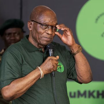 Zuma trava tentativas internas de o afastar da liderança do seu novo partido