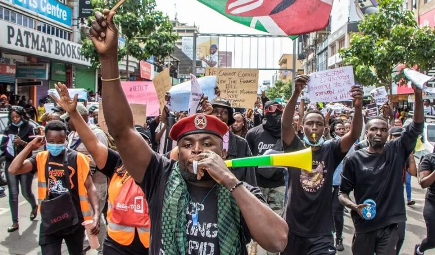 Entre balas e gás lacrimogénio, quenianos exigem da demissão do Presidente da República