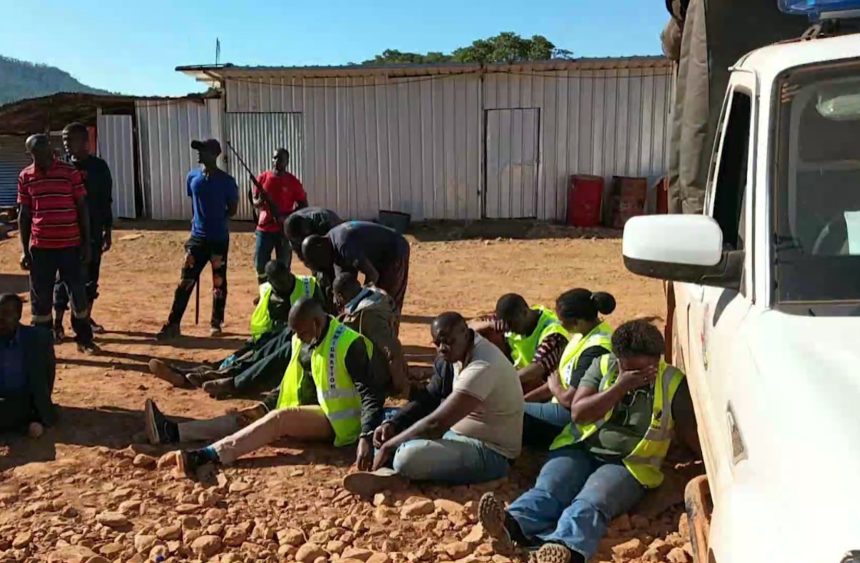 Zimbabué: Detidos e torturados agentes da migração moçambicana por extorsão a mineiros