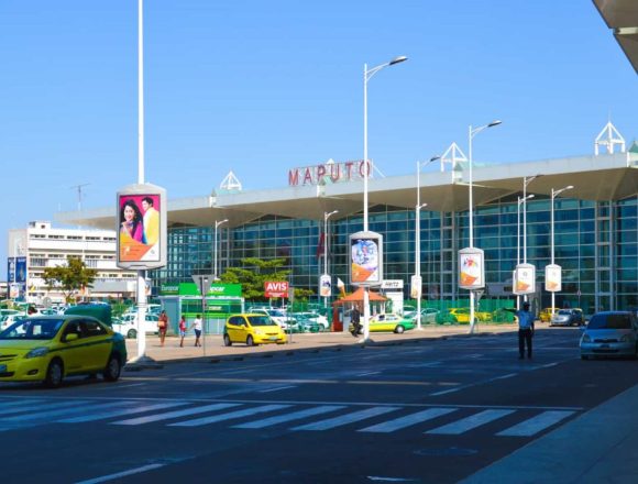 Passageiros “madrugam” no Aeroporto de Mavalane para voar no final da tarde