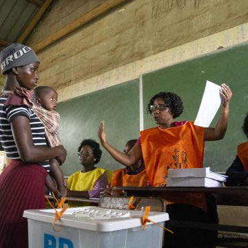 Características das urnas de voto para eleições gerais dividem membros da CNE