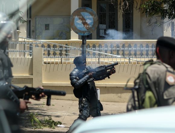 Polícia usa gás lacrimogénio para dispersar manifestantes