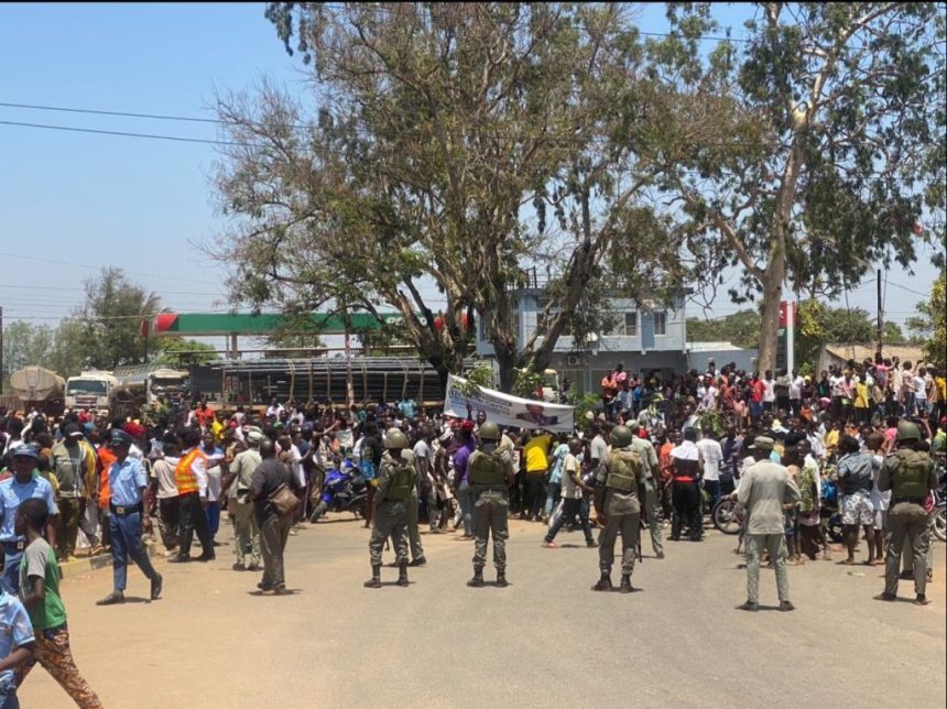 Polícia trava rixa “iminente” entre caravanas de Venâncio Mondlane e da Frelimo