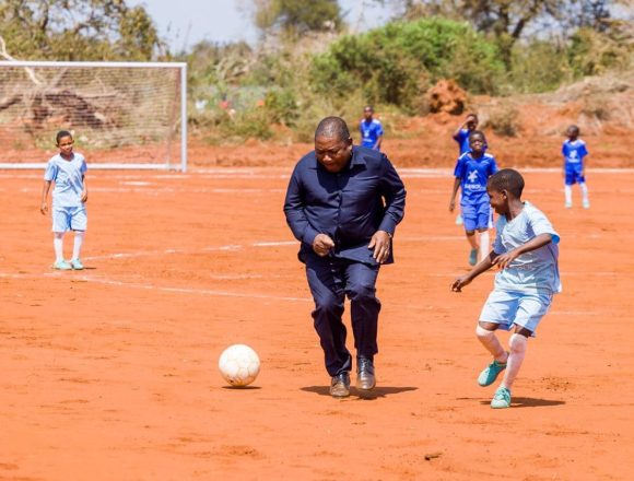 Moçambique precisa transitar do desporto artesanal para semi-industrial, defende Nyusi