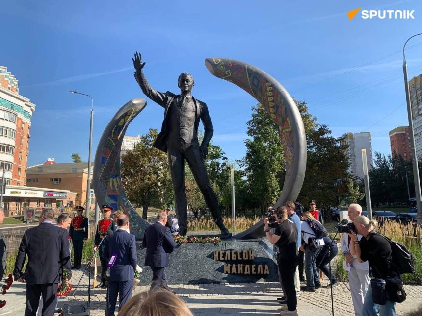 Moscovo inaugura Monumento Nelson Mandela na praça homónima