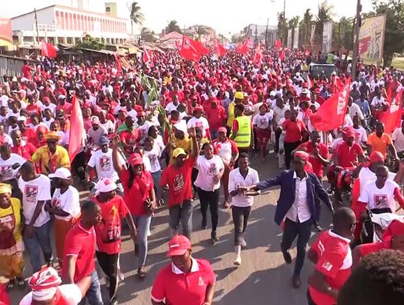 Eleições gerais/Zambézia: Membros da Frelimo marcham em comemoração da vitória