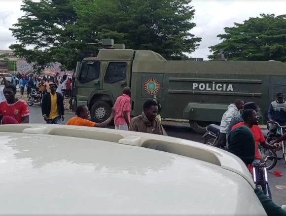 Polícias em blindados sinalizam legitimação das manifestações e deixam população marchar