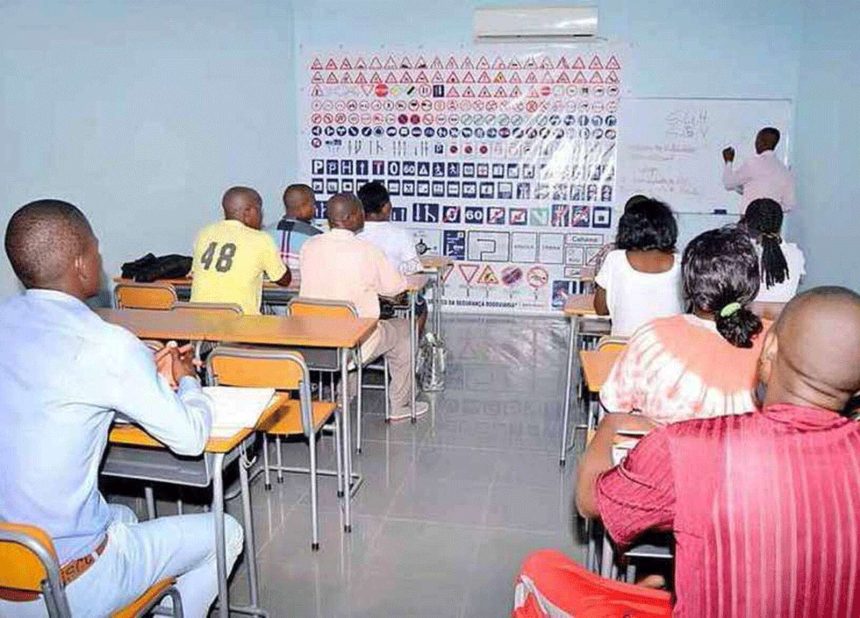 Escolas de condução passam a ensinar em línguas locais a partir do próximo ano