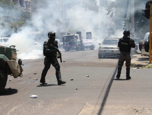 Manifestantes queimam pneus e vandalizam estabelecimentos comerciais em Manica