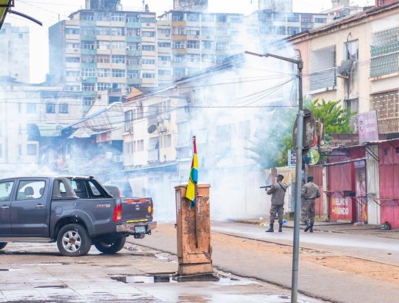 Recém-nascida em estado crítico depois de inalar gás lacrimogénio