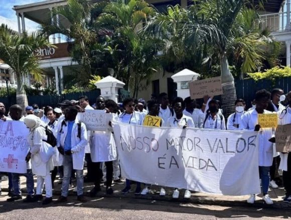 Médicos marcham contra violência, 108 baleamentos e 16 óbitos, e reclamam de pressão nos hospitais  