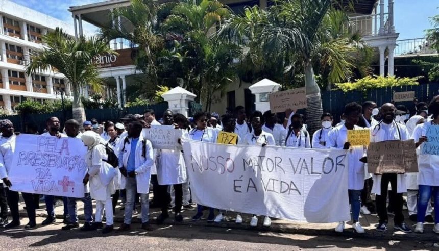 Médicos marcham contra violência, 108 baleamentos e 16 óbitos, e reclamam de pressão nos hospitais  