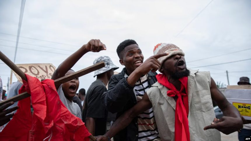 Desconhecidos saqueiam centros comerciais em meio a protestos