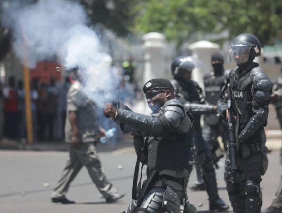 Agente da UIR condena actuação da polícia contra manifestações pacíficas