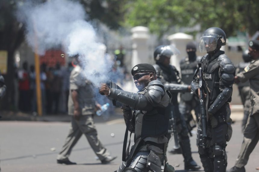 Polícia e militares bloqueiam acesso à cidade face às manifestações