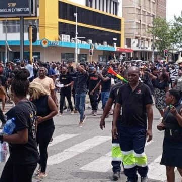 Polícia lança gás lacrimogéneo contra manifestantes junto à estátua de Eduardo Mondlane