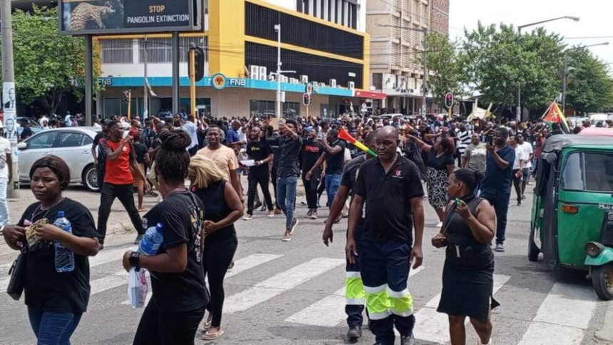 Polícia lança gás lacrimogéneo contra manifestantes junto à estátua de Eduardo Mondlane