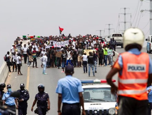 Polícia angolana detém activistas que apoiavam protestos dos moçambicanos em Luanda