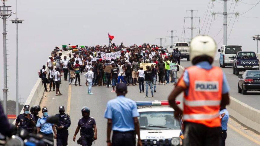 Polícia angolana detém activistas que apoiavam protestos dos moçambicanos em Luanda