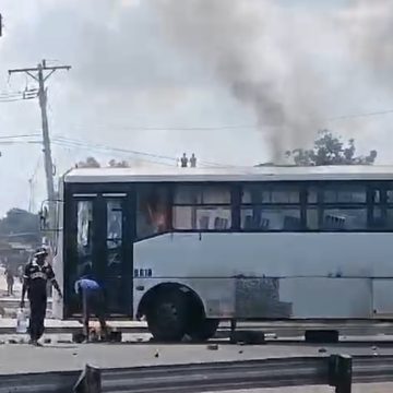 Vídeo: Manifestantes incendeiam machimbombo da Lalgy