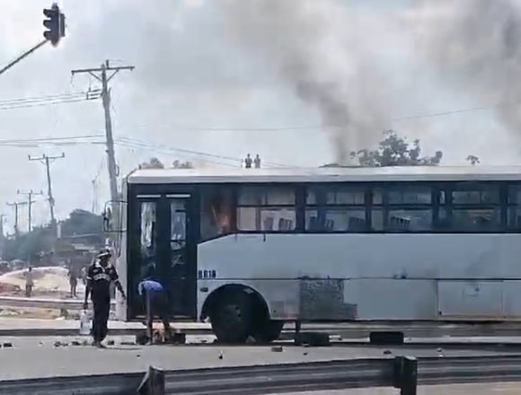 Vídeo: Manifestantes incendeiam machimbombo da Lalgy