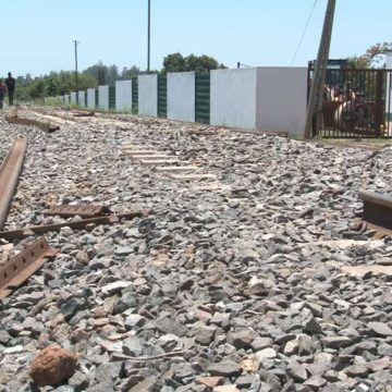 Trabalhadores cortam ligação ferroviária entre Moçambique e Zimbabué, exigindo melhores condições de trabalho