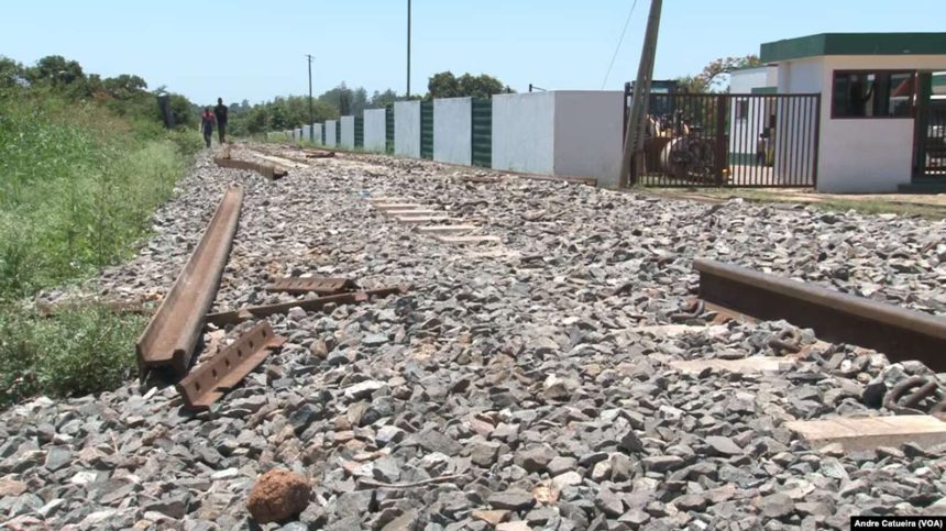 Trabalhadores cortam ligação ferroviária entre Moçambique e Zimbabué, exigindo melhores condições de trabalho