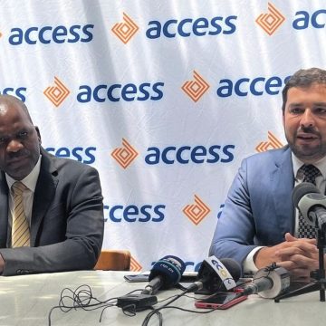 À esquerda, Raimundo Matuassa Administrador Executivo da SIMO Rede e à direita, Marco Abalroado Administrador Delegado do Access Bank