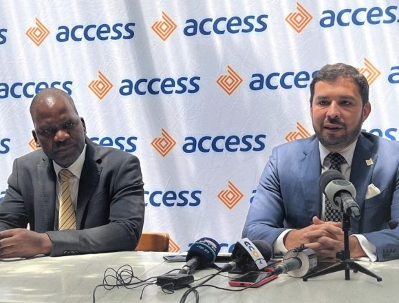 À esquerda, Raimundo Matuassa Administrador Executivo da SIMO Rede e à direita, Marco Abalroado Administrador Delegado do Access Bank