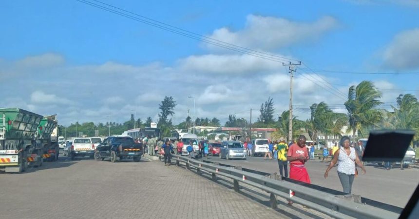 Manifestantes voltam a bloquear N4 e paralisam comércio na Matola