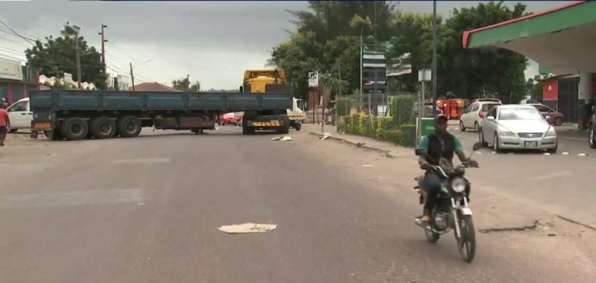 População bloqueia N2 e N3 em protesto contra o alto custo de vida