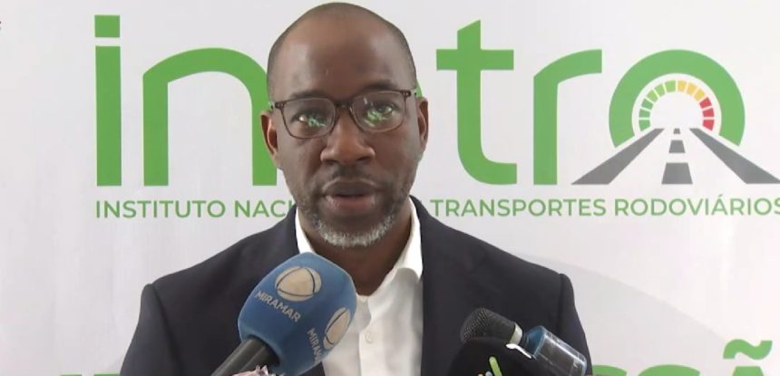 Ministro dos Transportes insatisfeito com serviço de emissão de cartas de condução. “…não faz sentido”