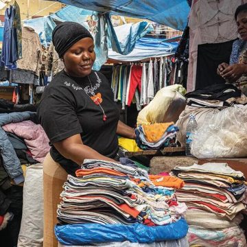 Moçambique importa anualmente cerca 34 265 toneladas de roupa usada