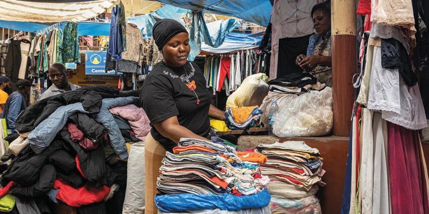 Moçambique importa anualmente cerca de cinco mil toneladas de roupa usada