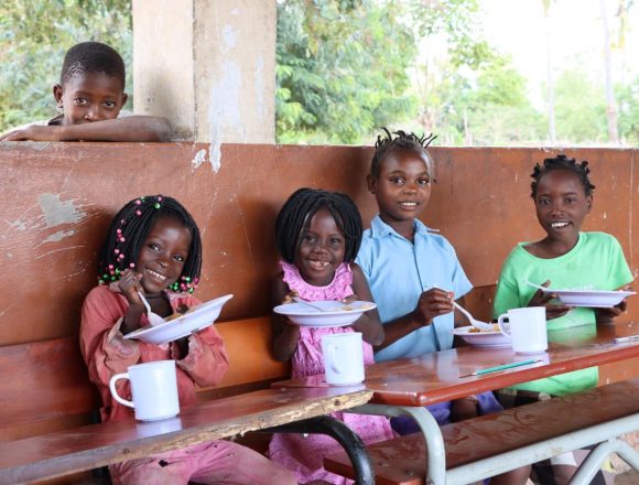 lanche-escolar Projecto Nutrir da Save the Children leva 75 milhões de refeições para crianças nas escolas