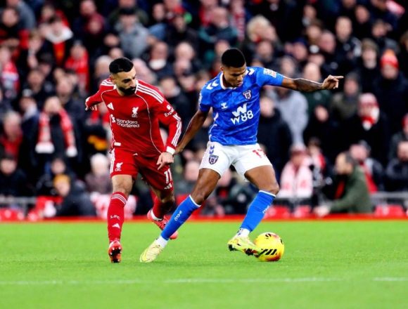 Sunderland de Reinildo recebe Liverpool