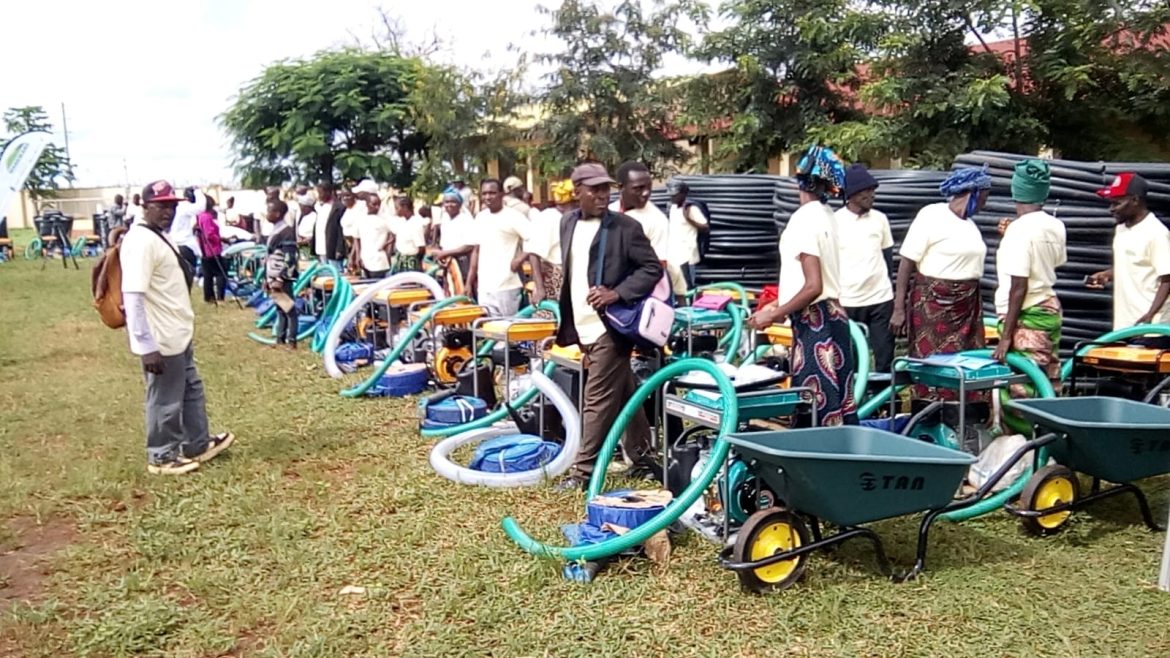 Manicaː Para impulsionar a produção camponesa recebem meios de irrigação