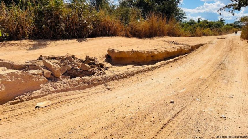 Estado moçambicano recebeu mais de 1,2 mil milhões de dólares para a EN1 mas a estrada continua abandonada e cheia de buracos