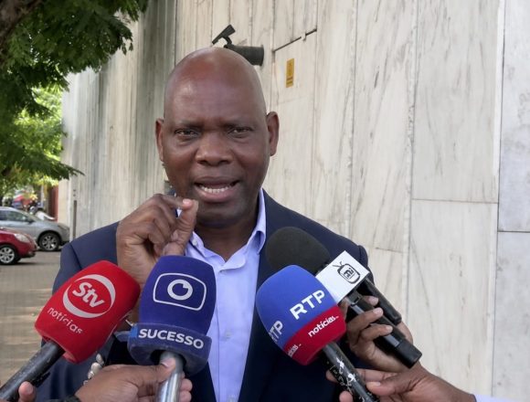 Adriano Nuvunga Nuvunga questiona bloqueio de contas-salário por falta de actualização de dados