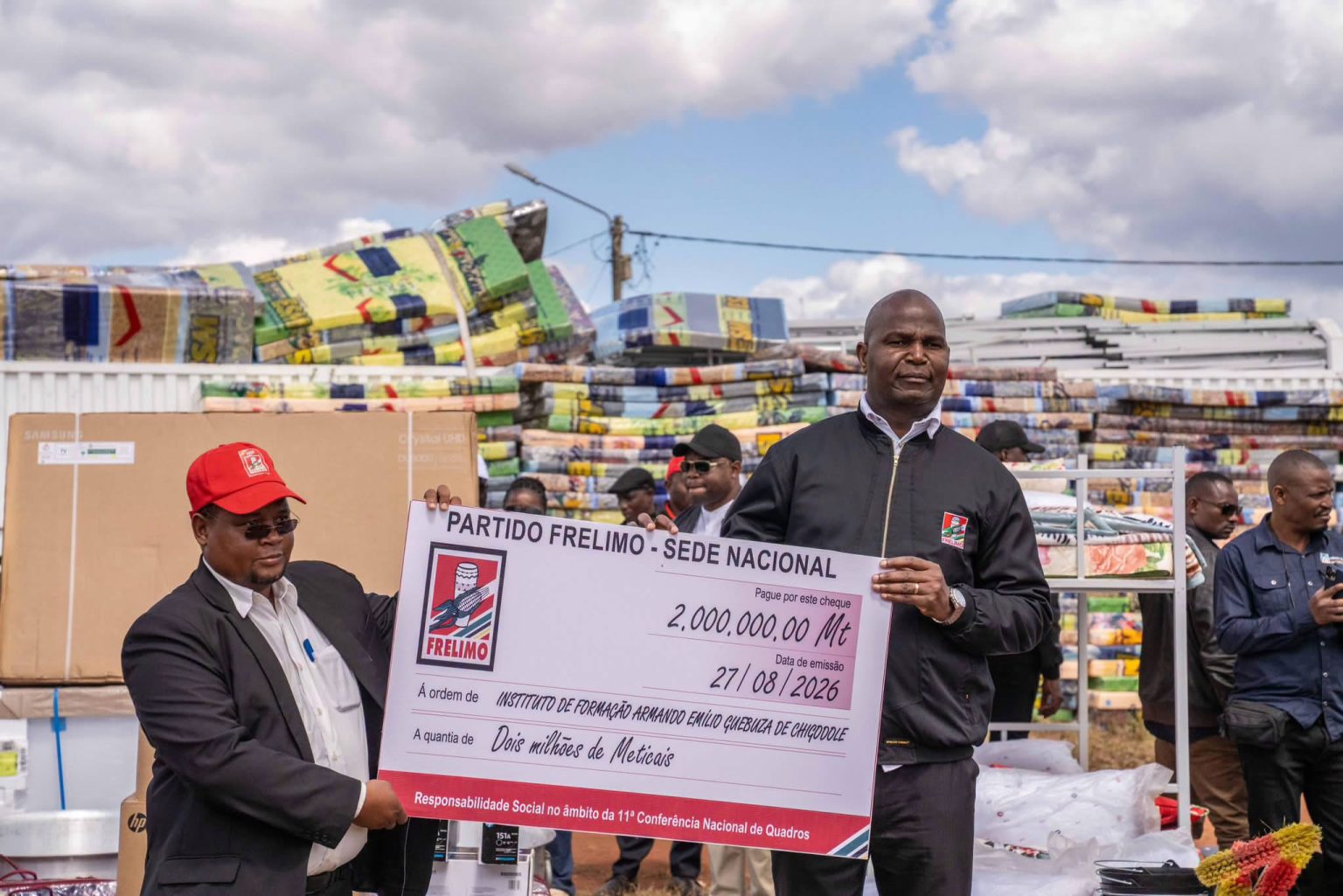 Manicaː Frelimo entrega um cheque no valor de dois milhões e materiais de escritório ao IMPAAEG