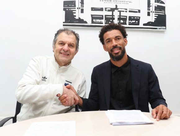 Vozinha contrato Oficialː Vozinha assina por seis meses com Colo-Colo com a opção de renovar por mais um ano