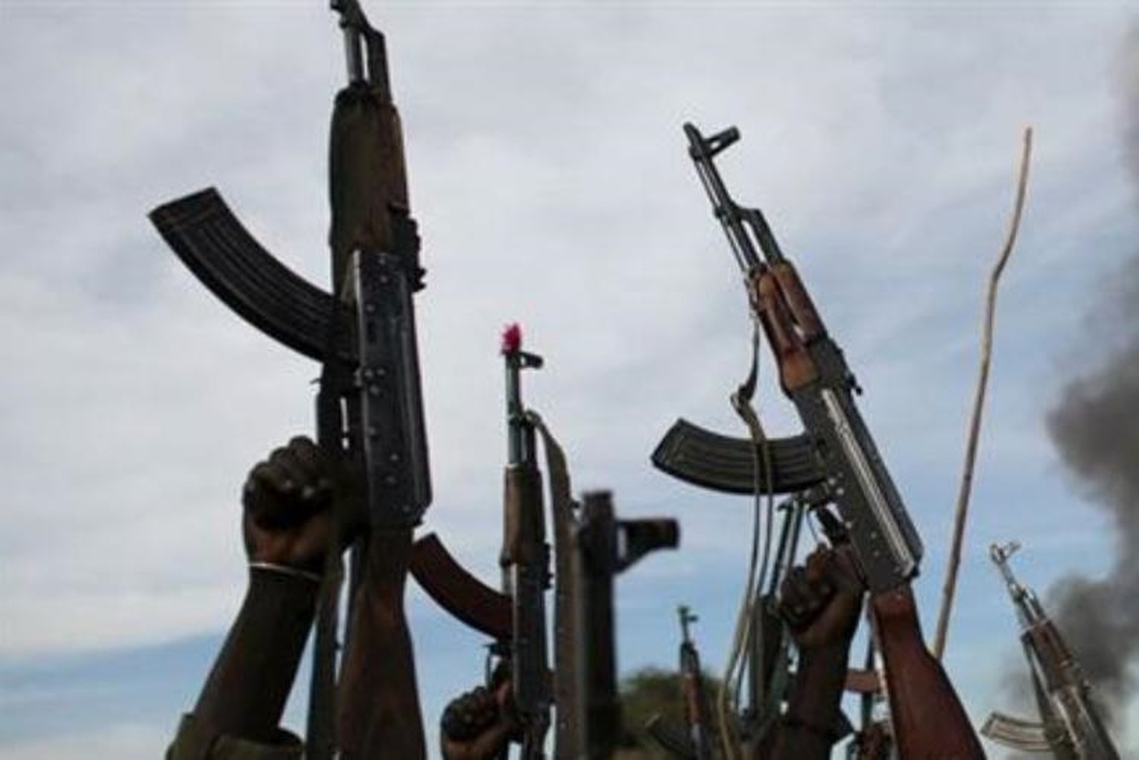 Homens munidos de armas do tipo AKM circulam em Manica e geram pânico na população local