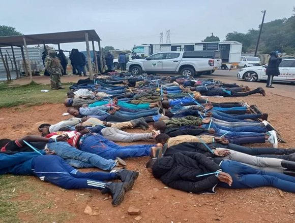 mineiros ilegai Autoridades sul-africanas detém mais de 120 mineiros ilegais através de uma operação conjunta